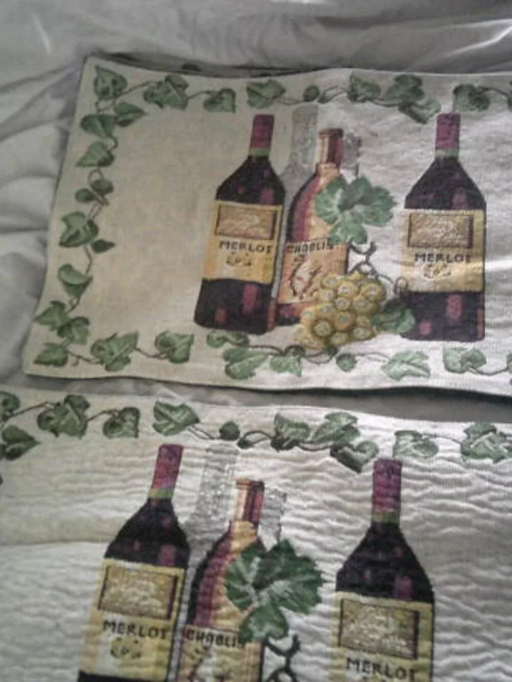 BETTER HOMES & GARDEN 4 PLACEMATS WOVEN EMBROIDERED WINE BOTTLES MERLOT DESIGN